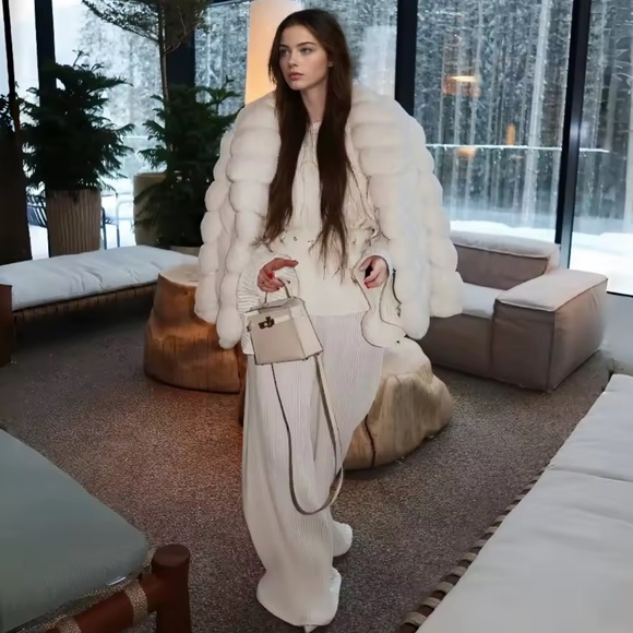 Real Elegant White Fur Coat - Picture 5 of 6